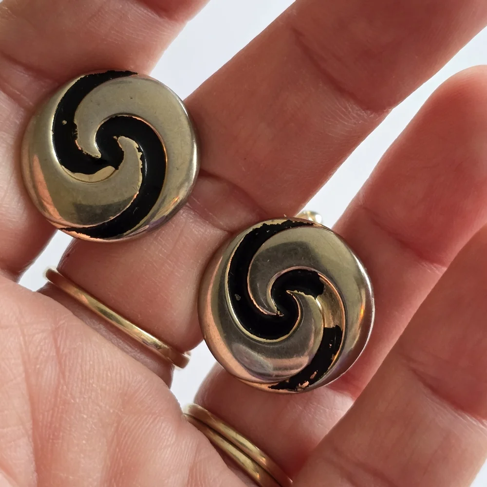 Vintage spiral cufflinks pale gold tone black enamel cuff links swirl men round